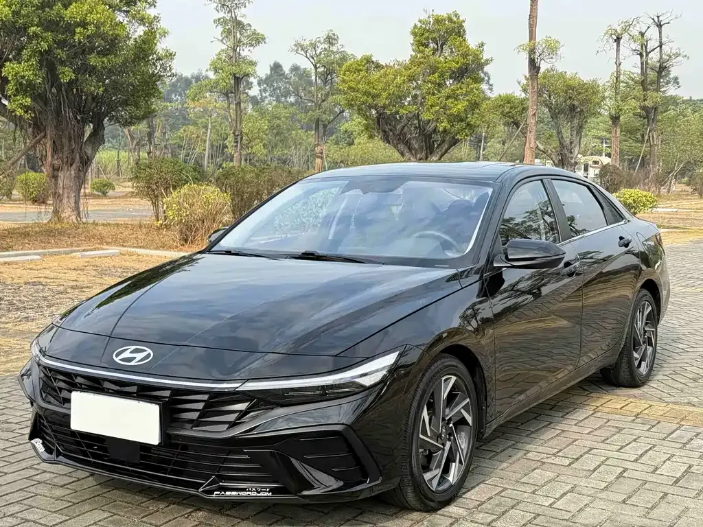 Hyundai Elantra — фото 1