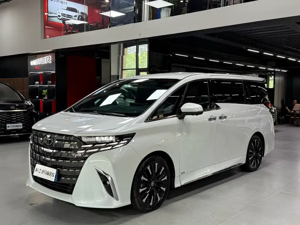 Toyota Alphard — фото 1