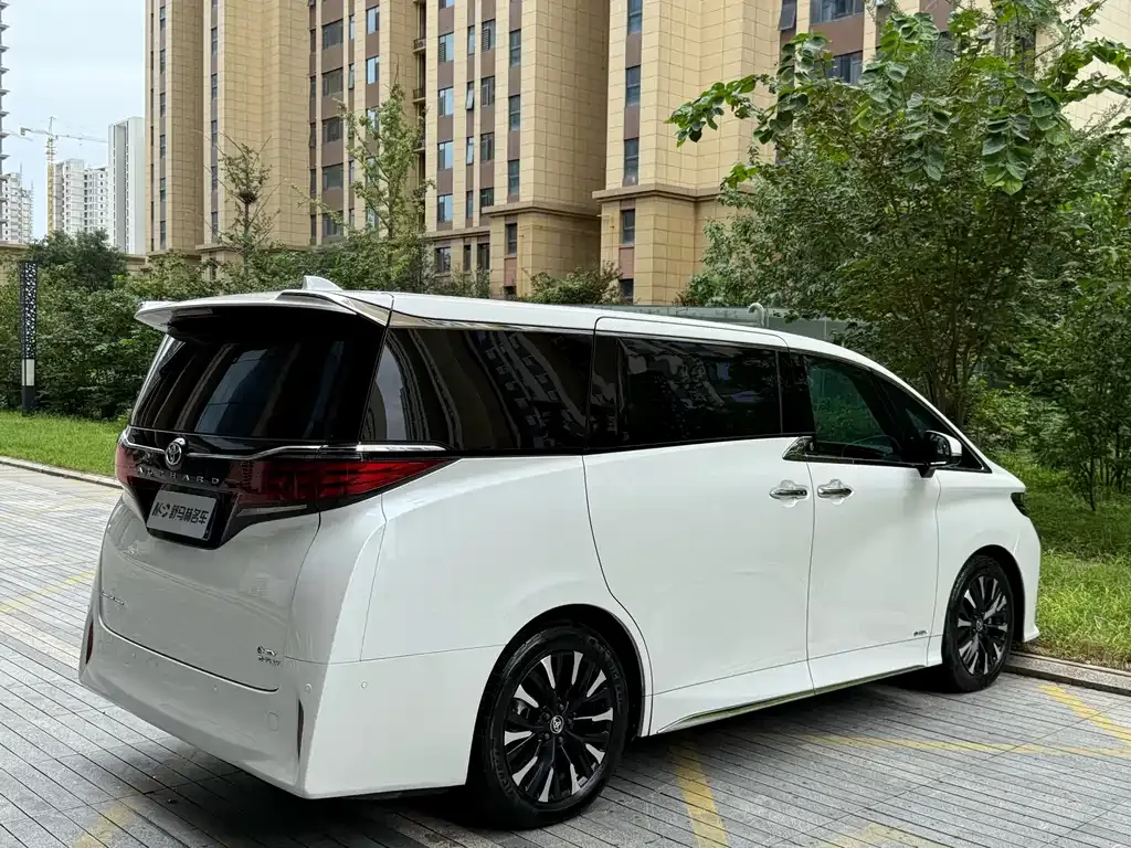 Toyota Alphard — фото 6