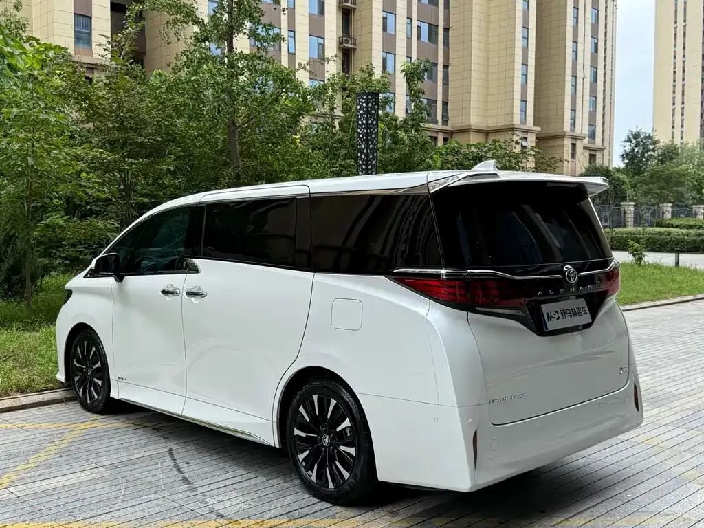 Toyota Alphard — фото 8