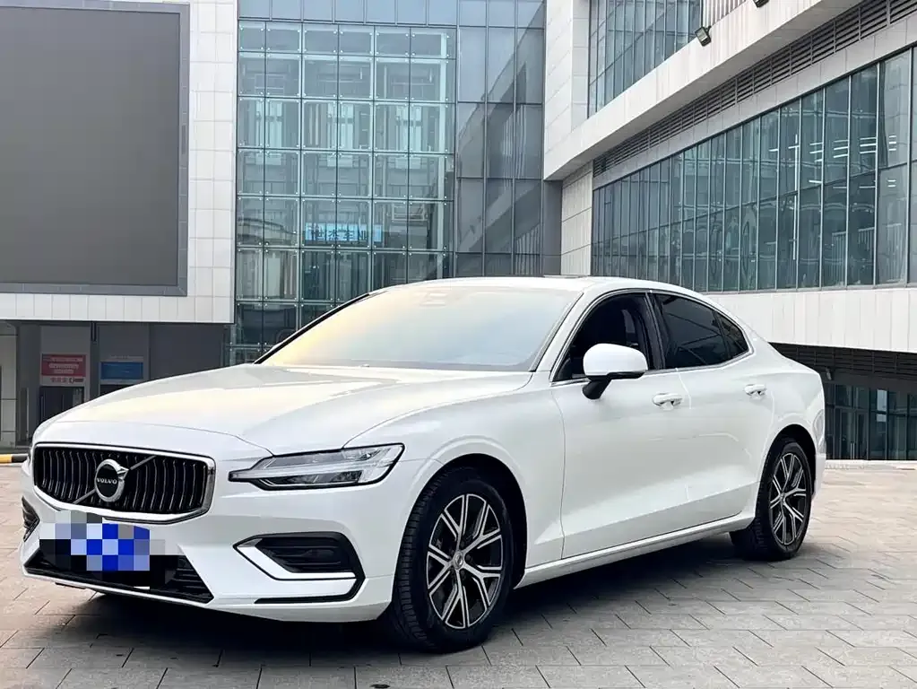 Volvo S60 — фото 1