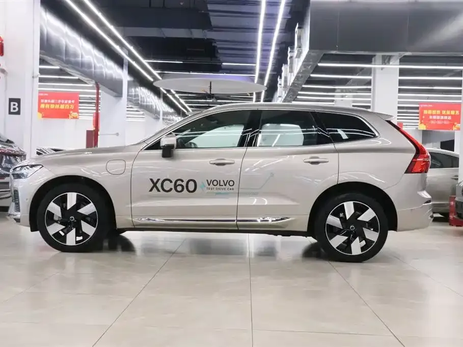 Volvo XC60 PHEV — фото 10