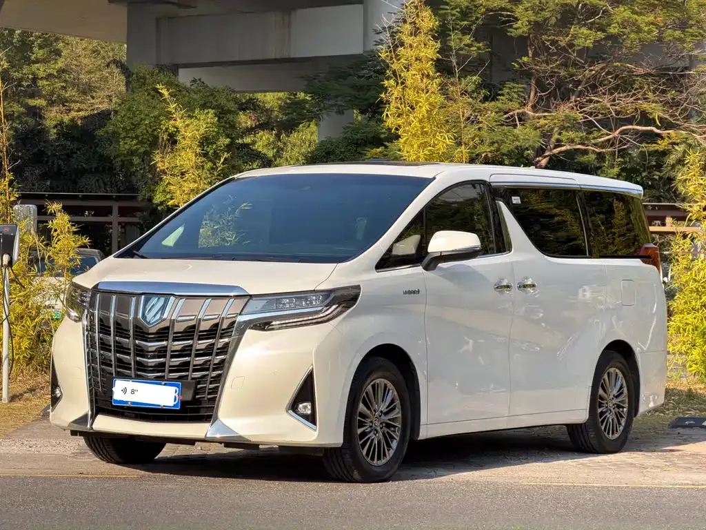 Toyota Alphard — фото 1