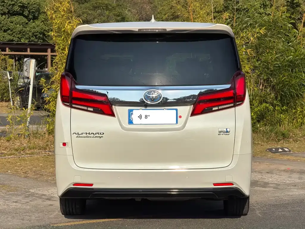 Toyota Alphard — фото 4