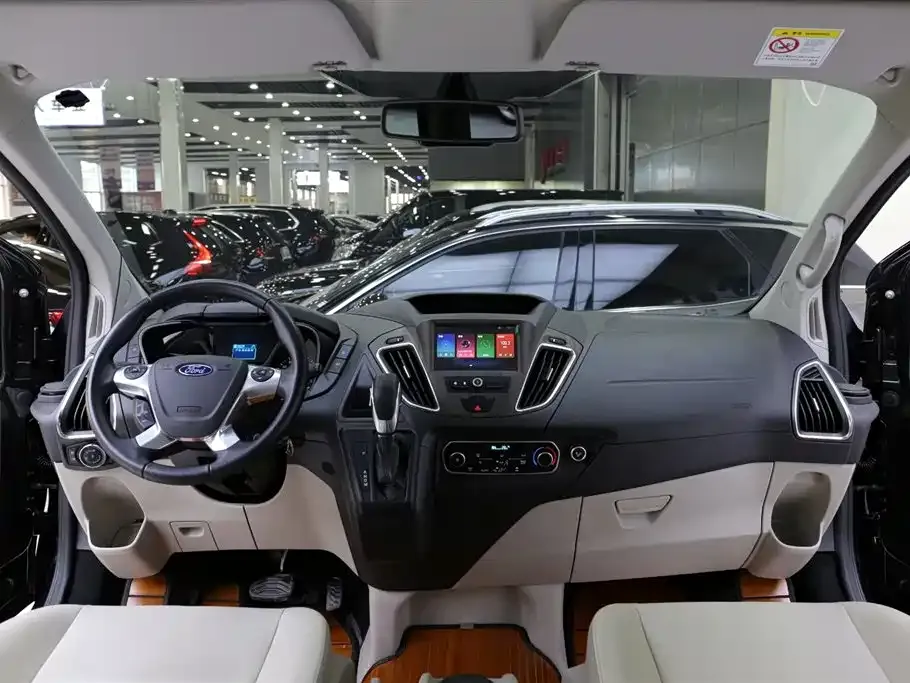 Ford Tourneo — фото 10