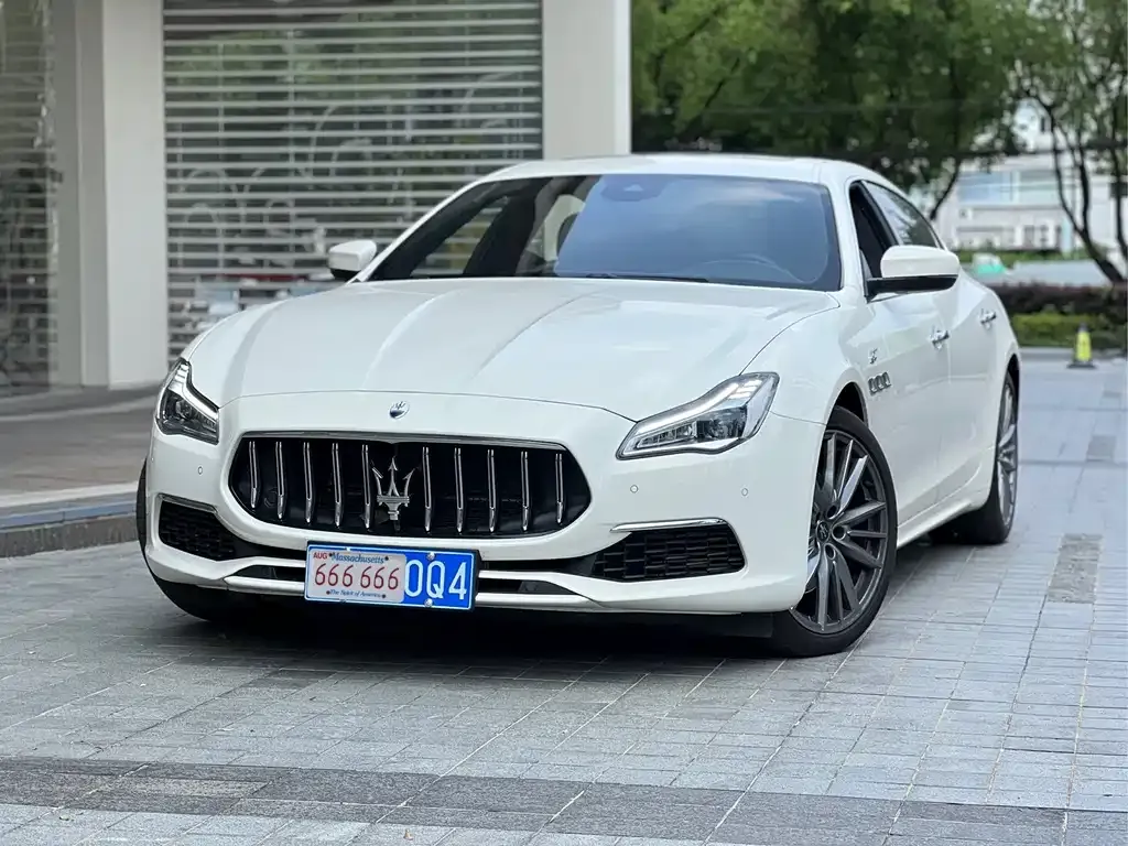 Maserati Quattroporte — фото 1