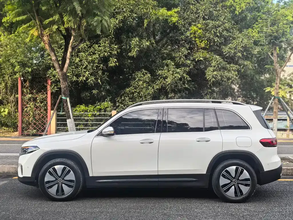 Mercedes-Benz EQB — фото 10