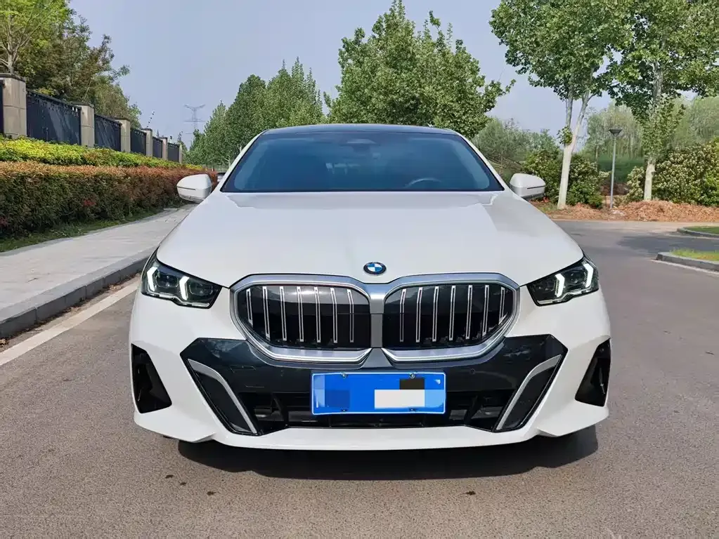 BMW 5 Series — фото 1