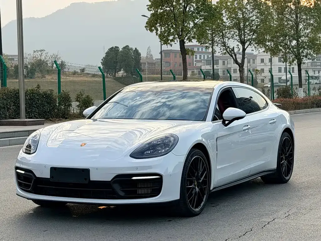 Porsche Panamera — фото 1