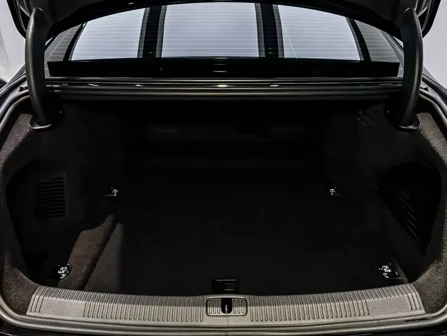 Audi A8 — фото 5