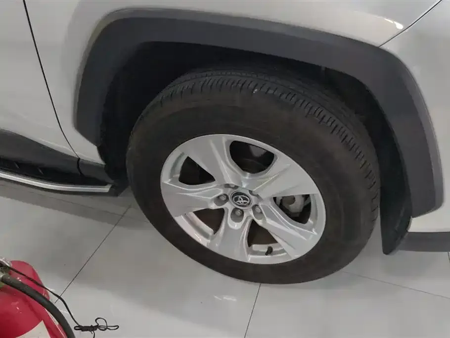 Toyota RAV4 — фото 6