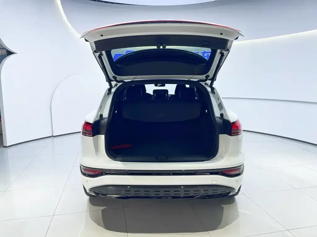 Audi Q6L e-tron — фото 2