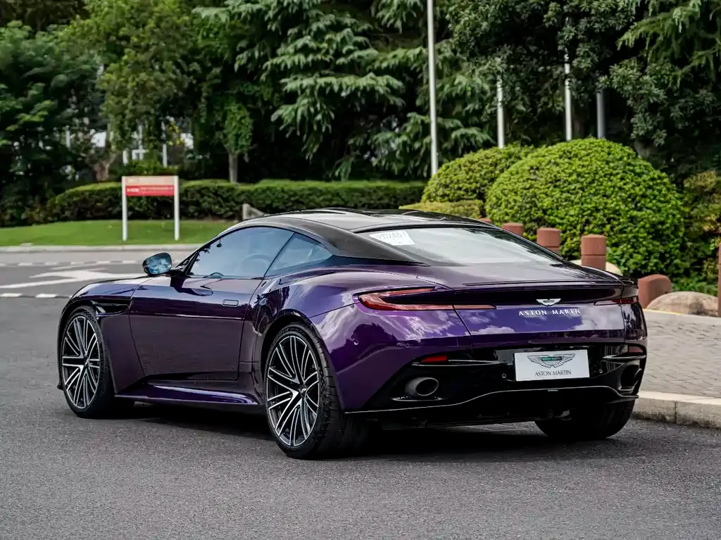 Aston Martin DB12 — фото 6