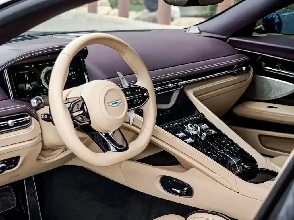 Aston Martin DB12 — фото 8