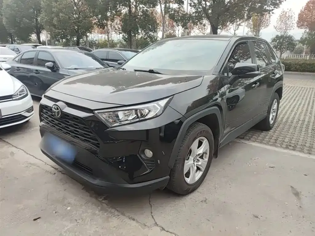 Toyota RAV4 — фото 1