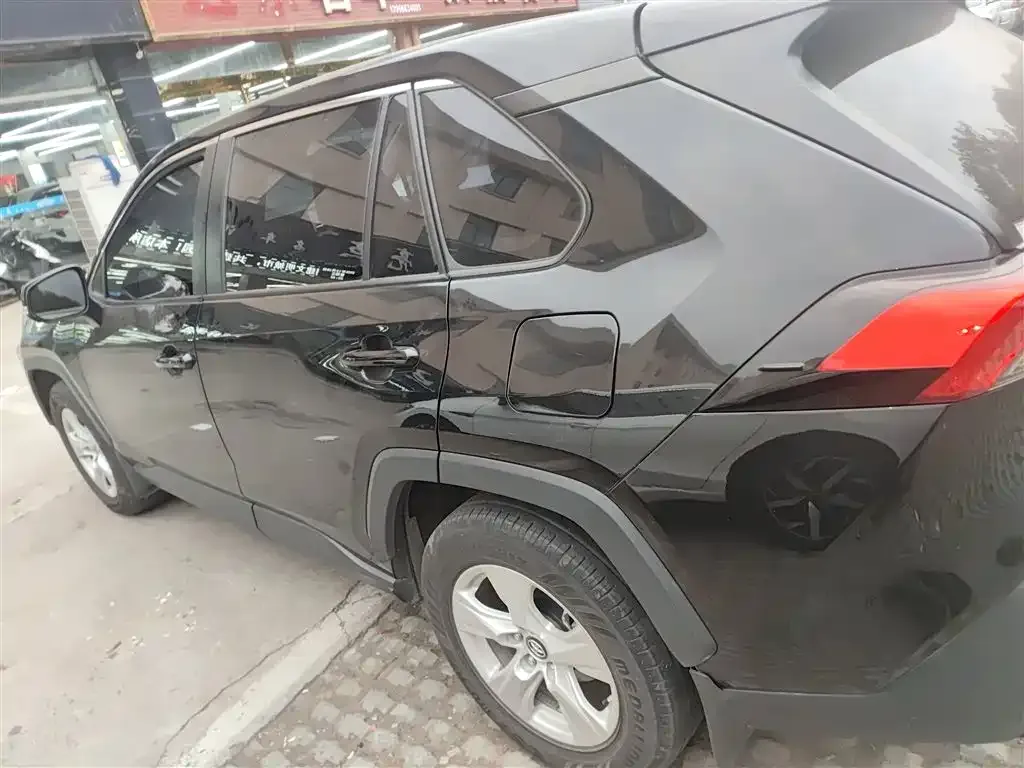 Toyota RAV4 — фото 5