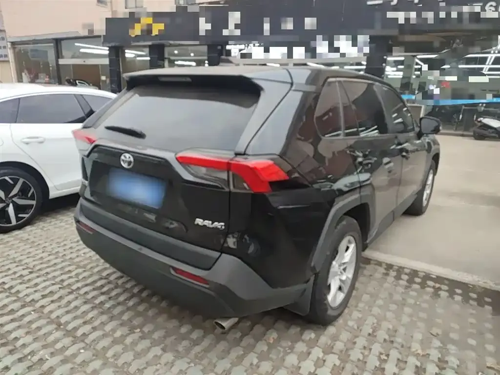 Toyota RAV4 — фото 7