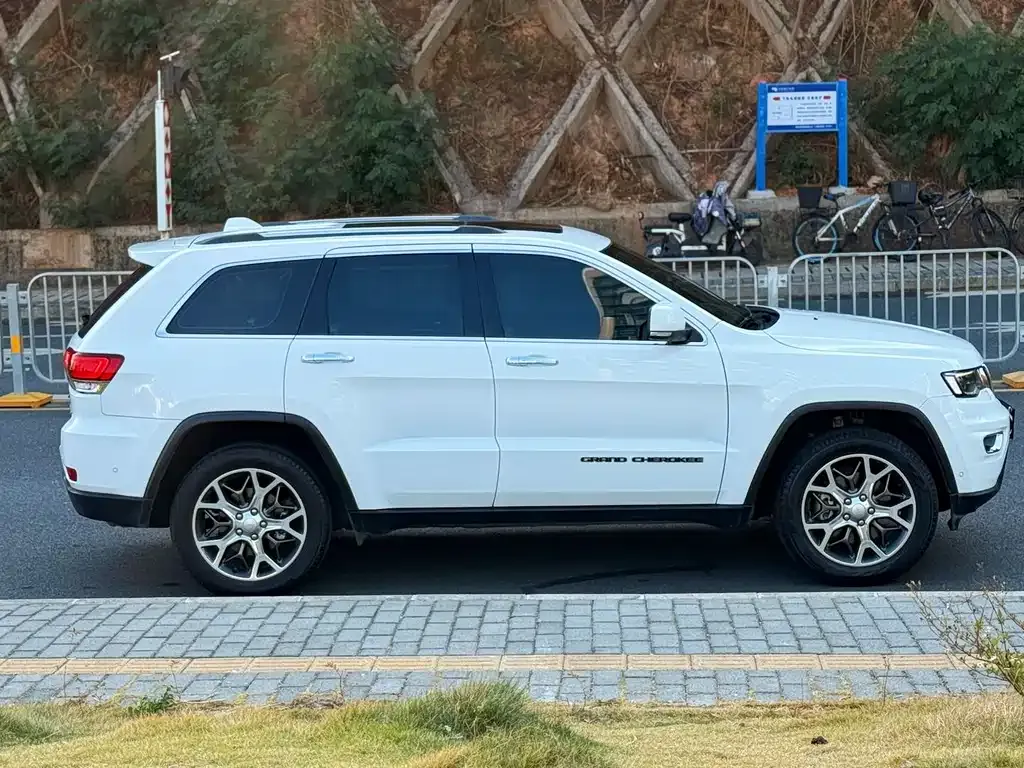 Jeep Grand Cherokee (Import) — фото 9