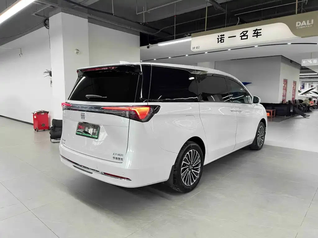 Buick GL8 Hybrid — фото 2