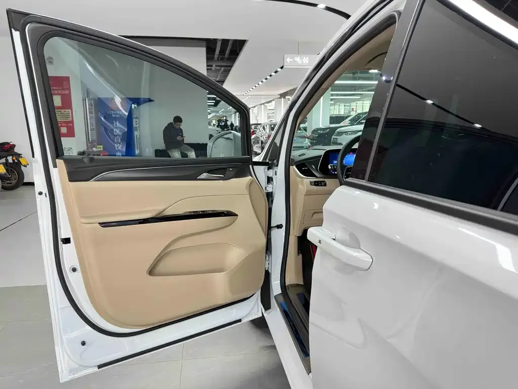 Buick GL8 Hybrid — фото 4