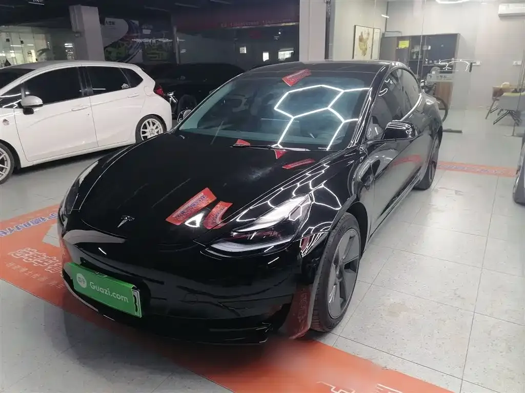 Tesla Model 3 — фото 1