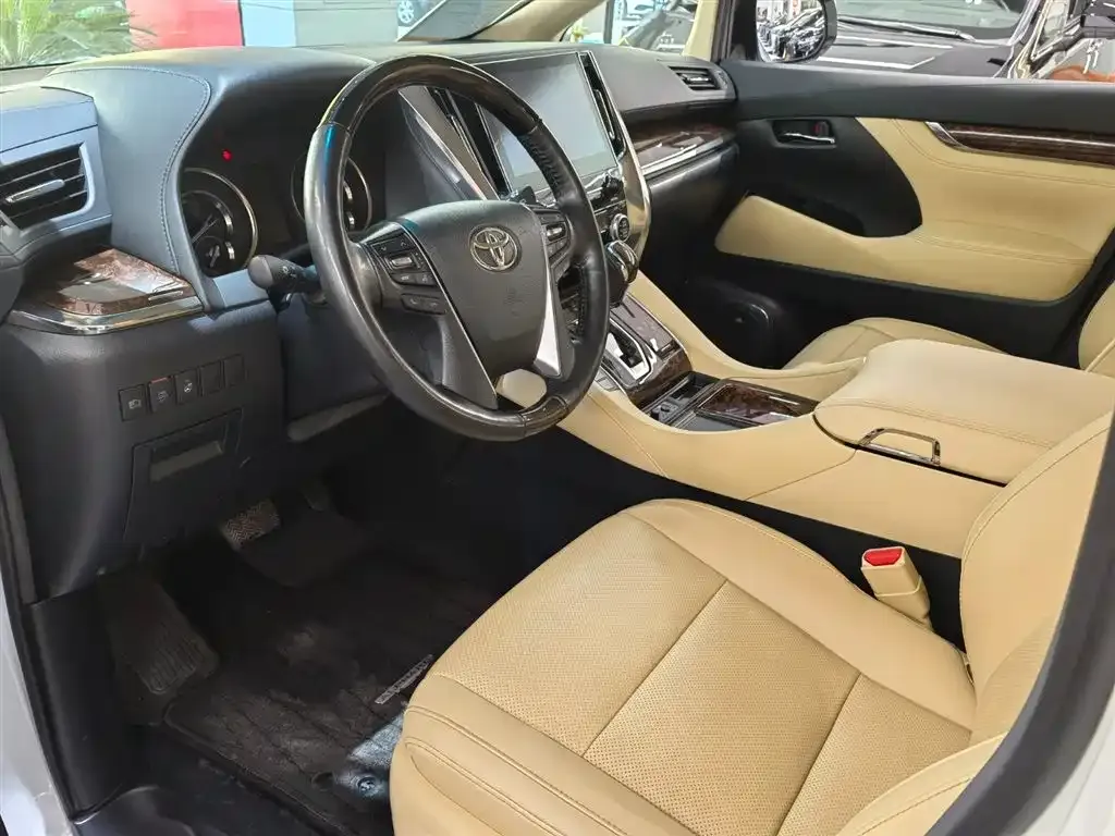 Toyota Alphard — фото 7