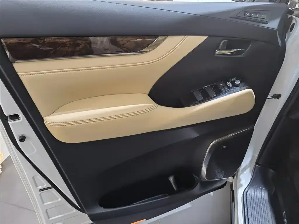 Toyota Alphard — фото 3