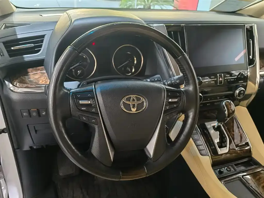 Toyota Alphard — фото 4