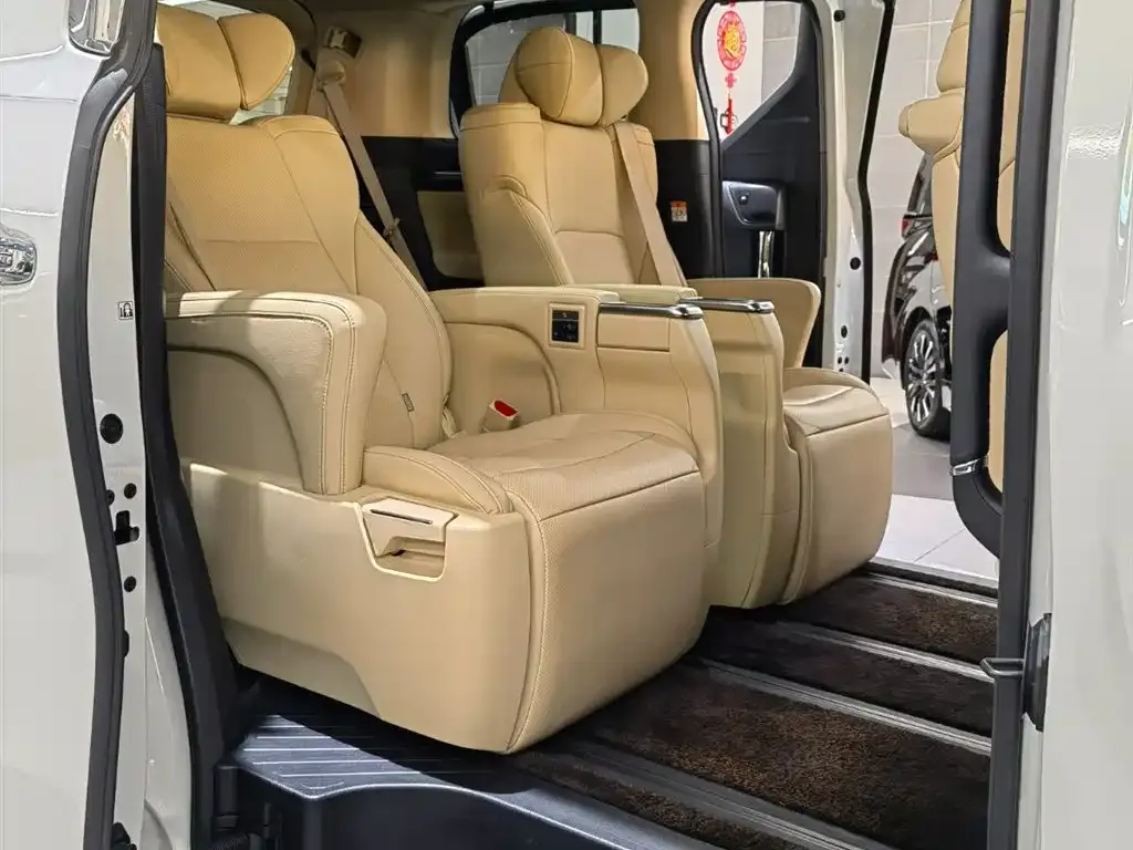 Toyota Alphard — фото 10