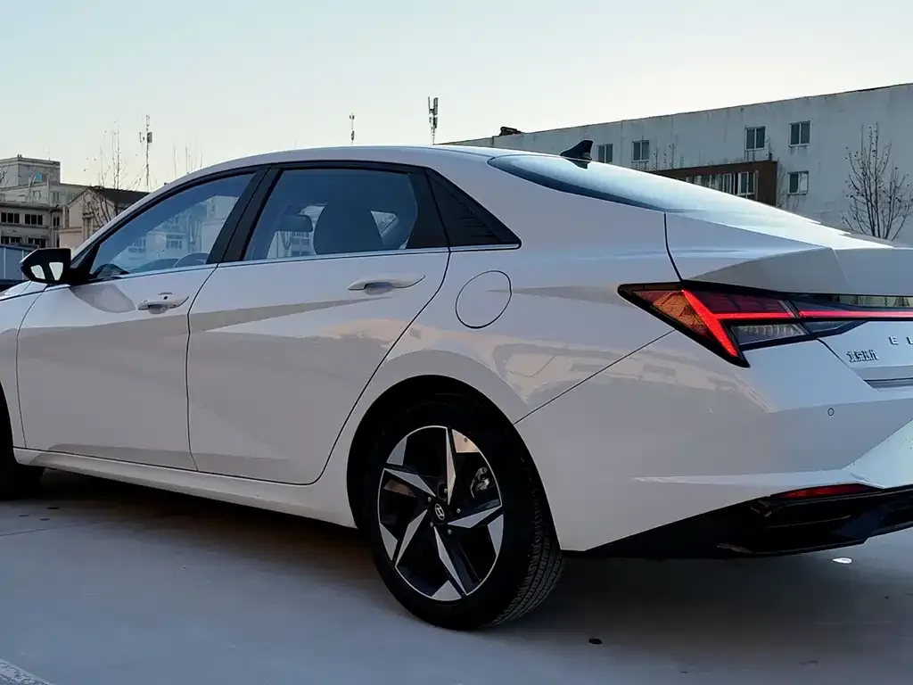 Hyundai Elantra — фото 3