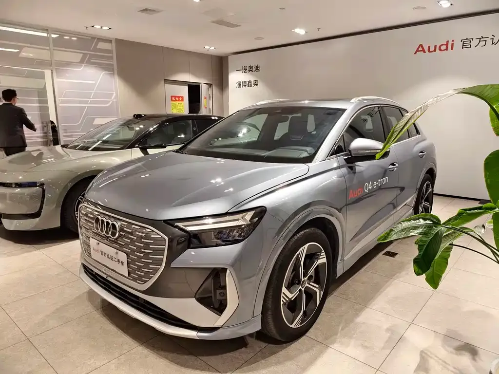 Audi Q4 e-tron — фото 1