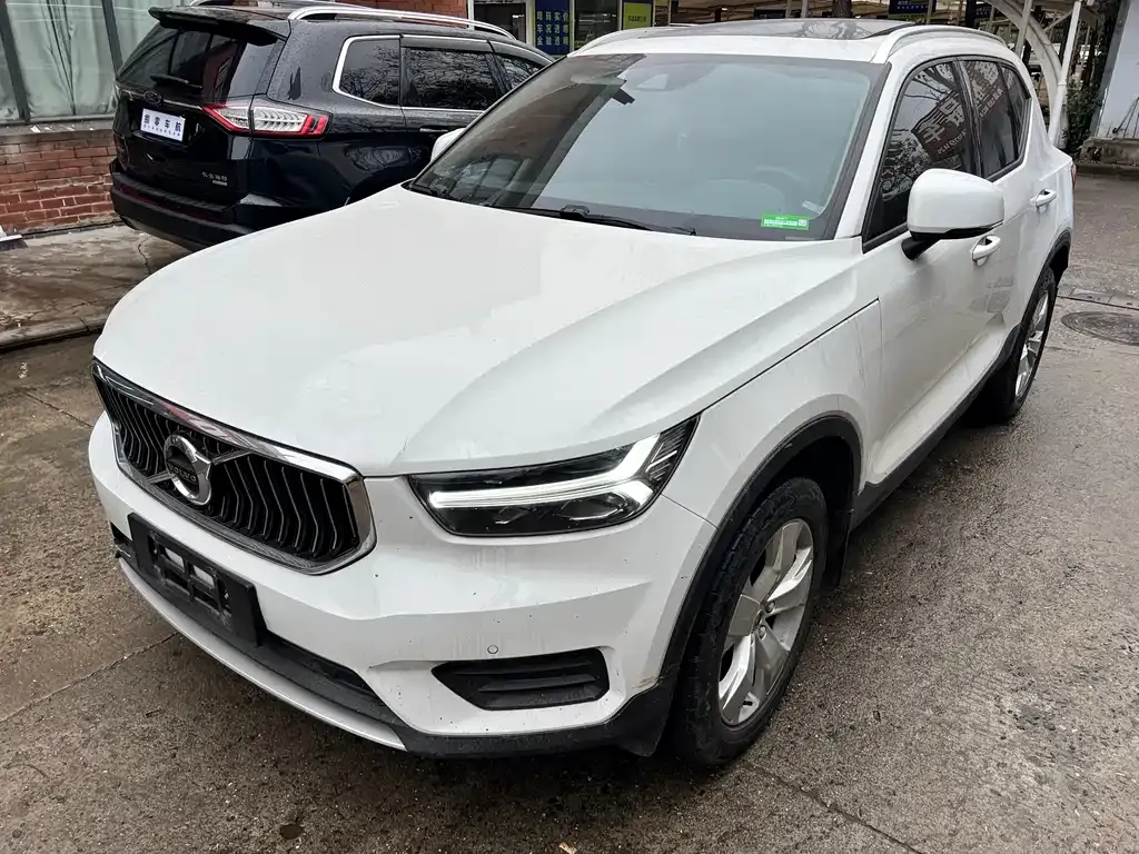 Volvo XC40 — фото 1