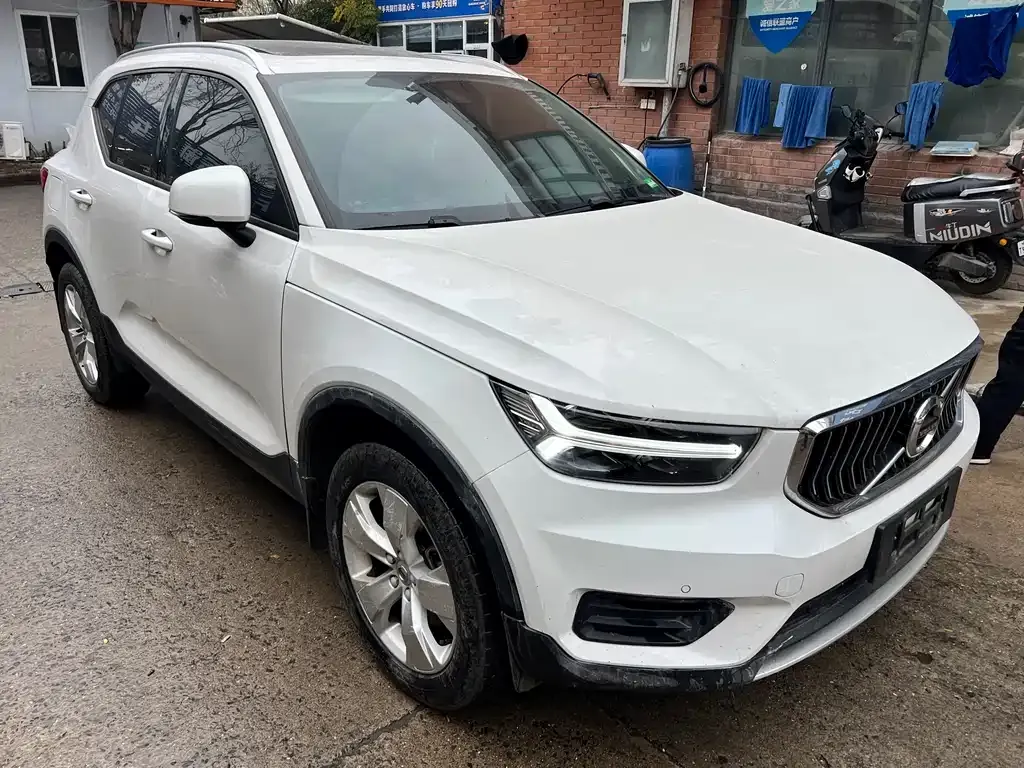 Volvo XC40 — фото 3