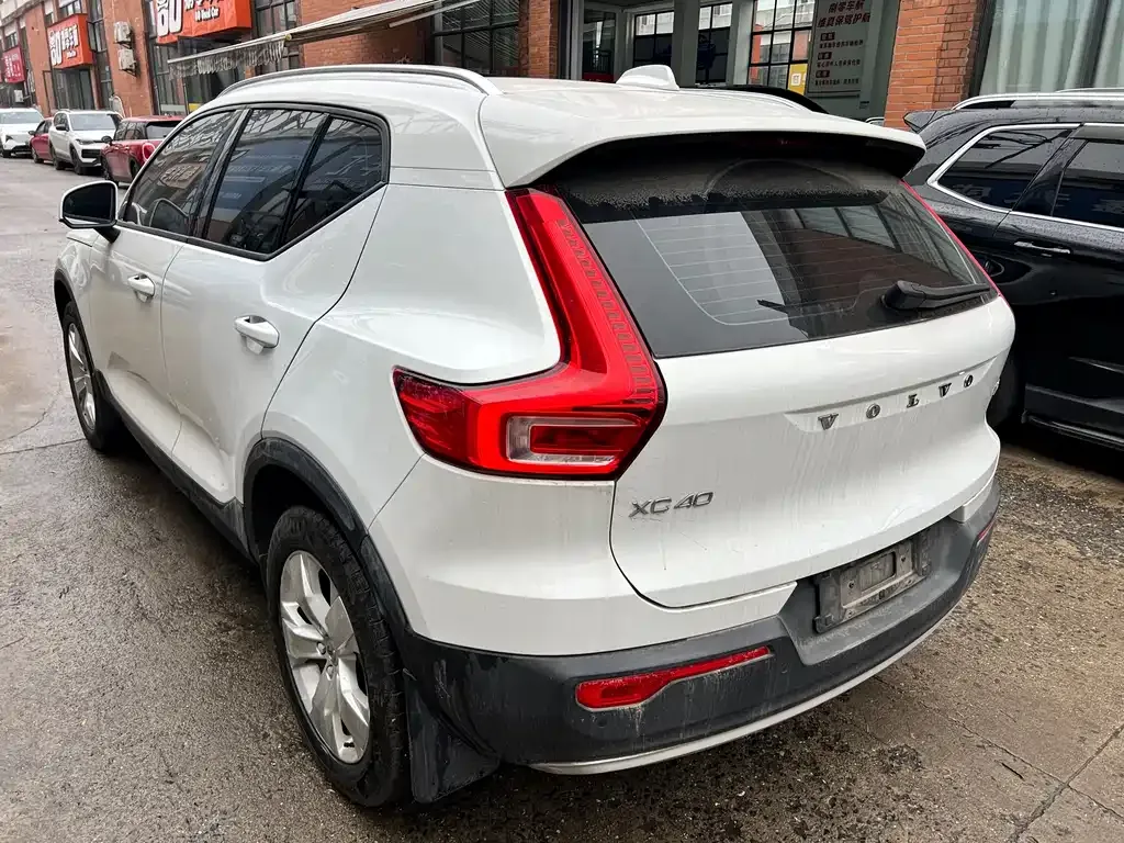 Volvo XC40 — фото 8