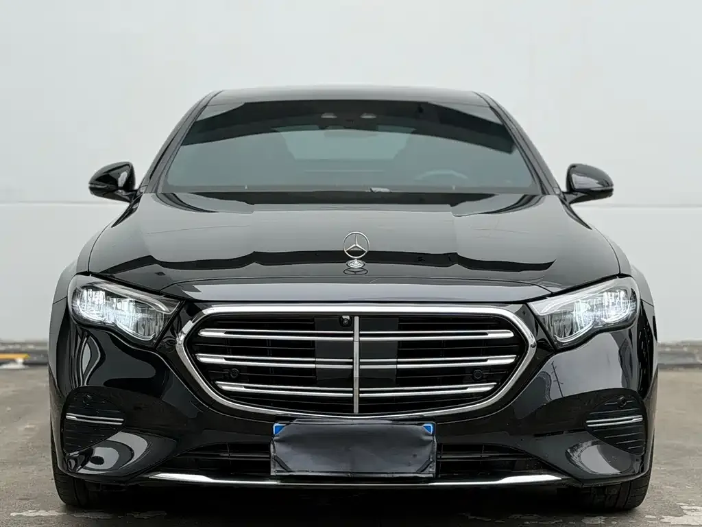 Mercedes-Benz E-Class — фото 1