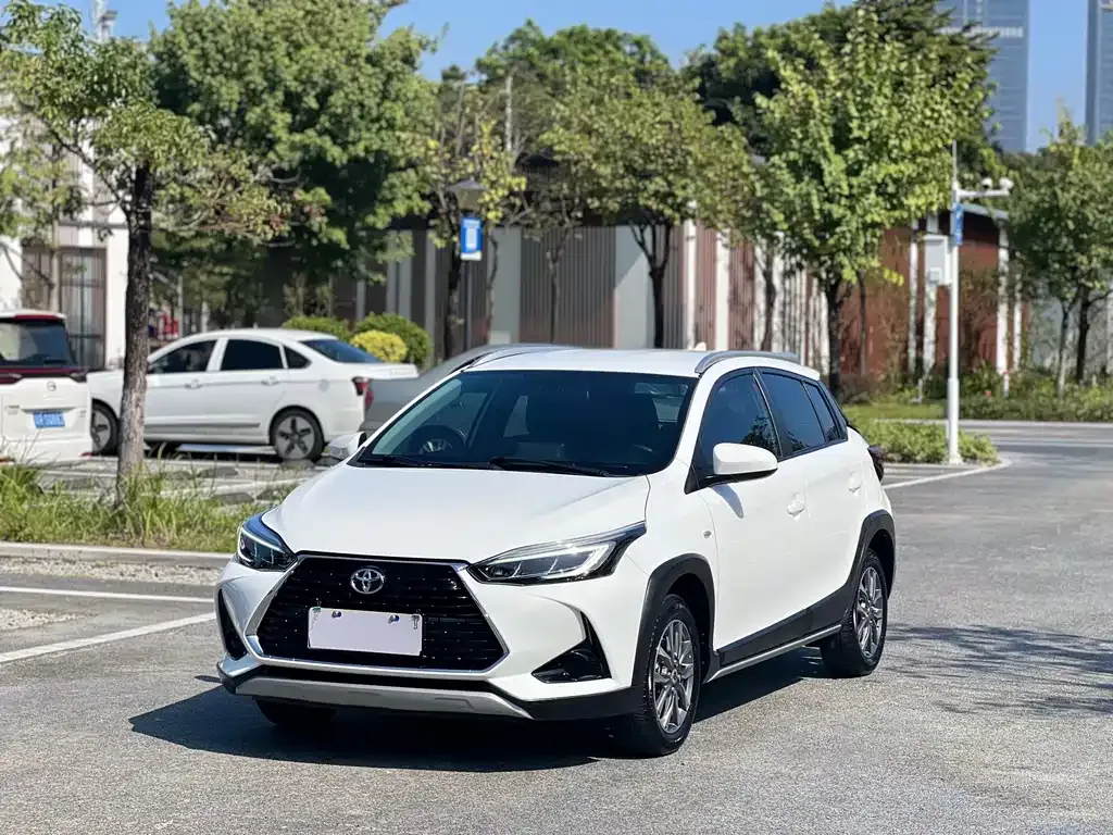 Toyota Yaris L — фото 1