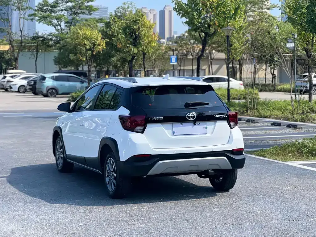 Toyota Yaris L — фото 4