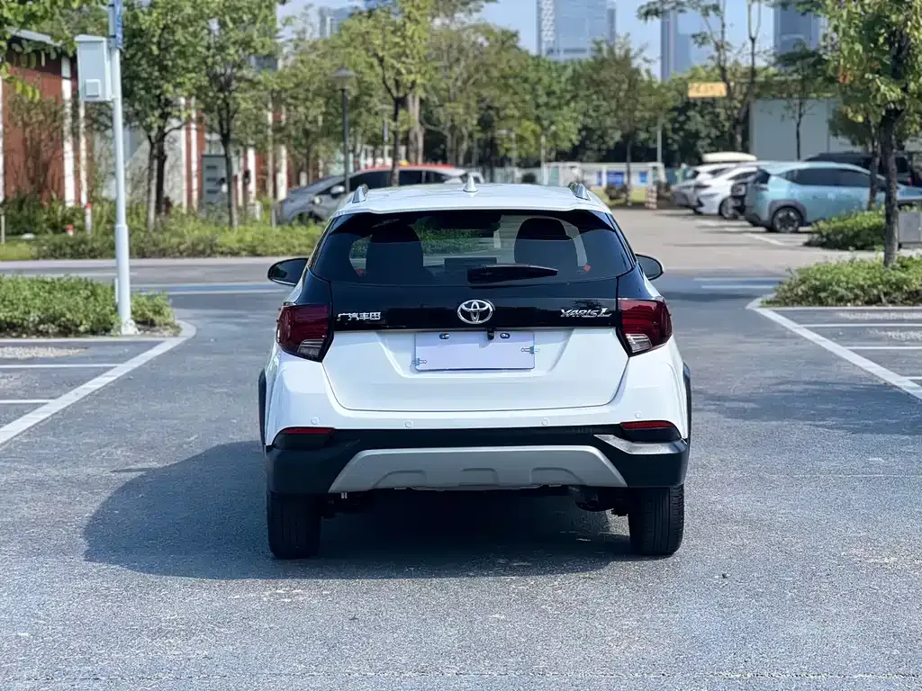 Toyota Yaris L — фото 5