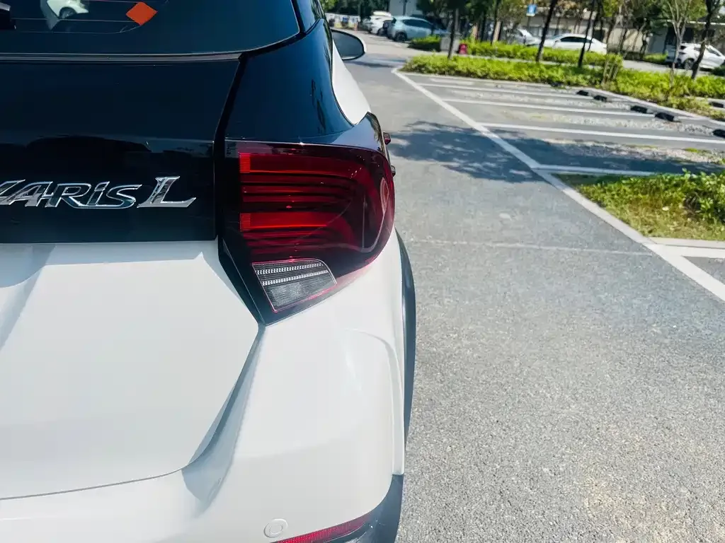 Toyota Yaris L — фото 9