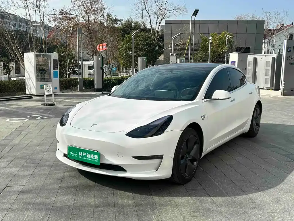 Tesla Model 3 — фото 1
