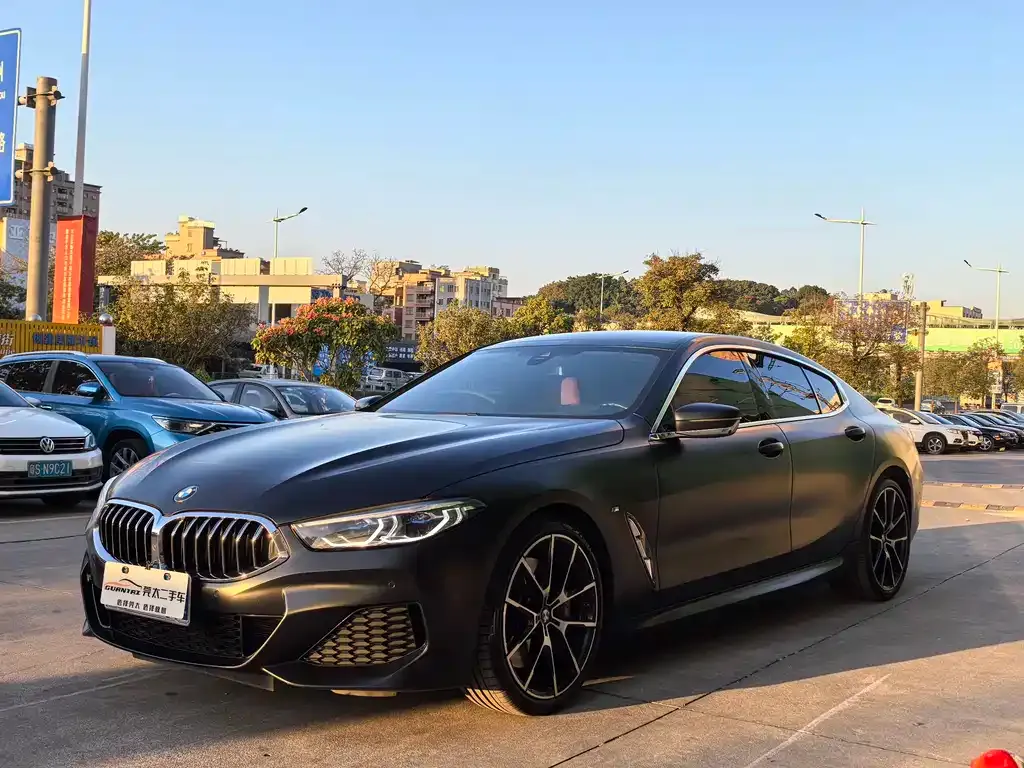 BMW 8 Series — фото 1