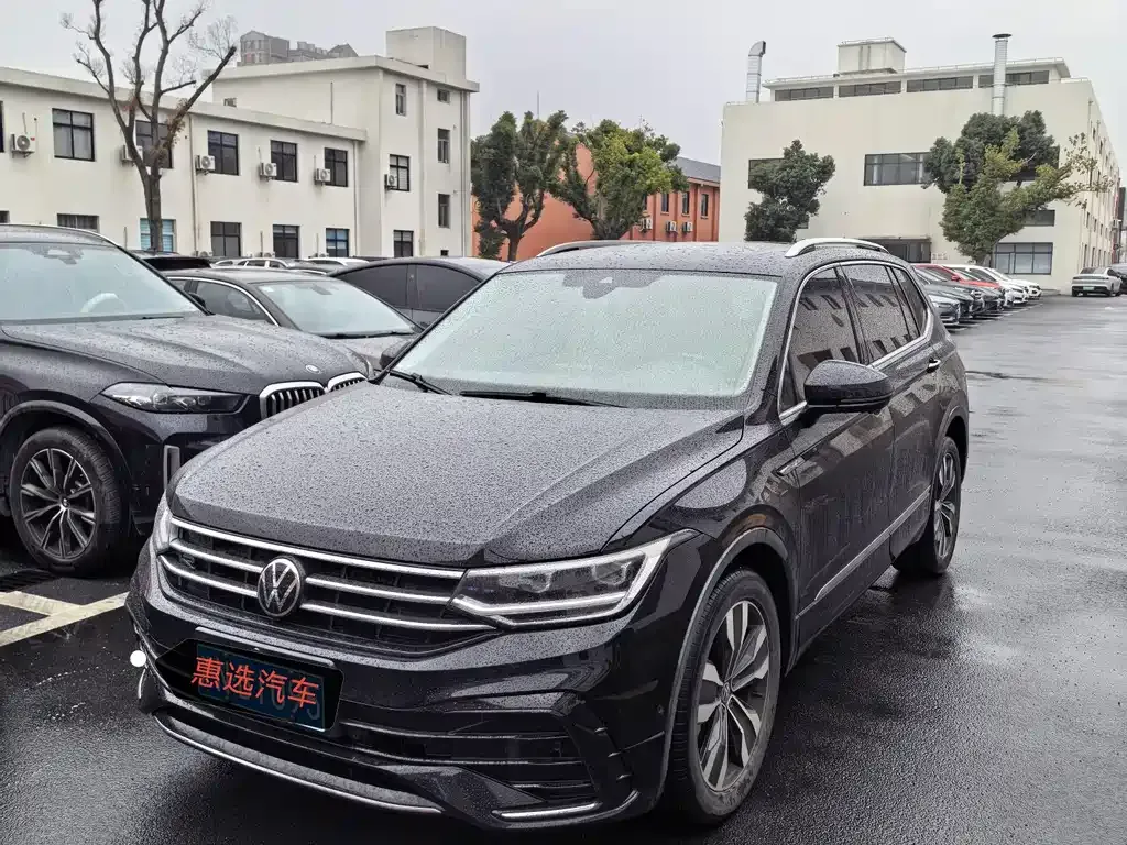 Volkswagen Tiguan L — фото 1