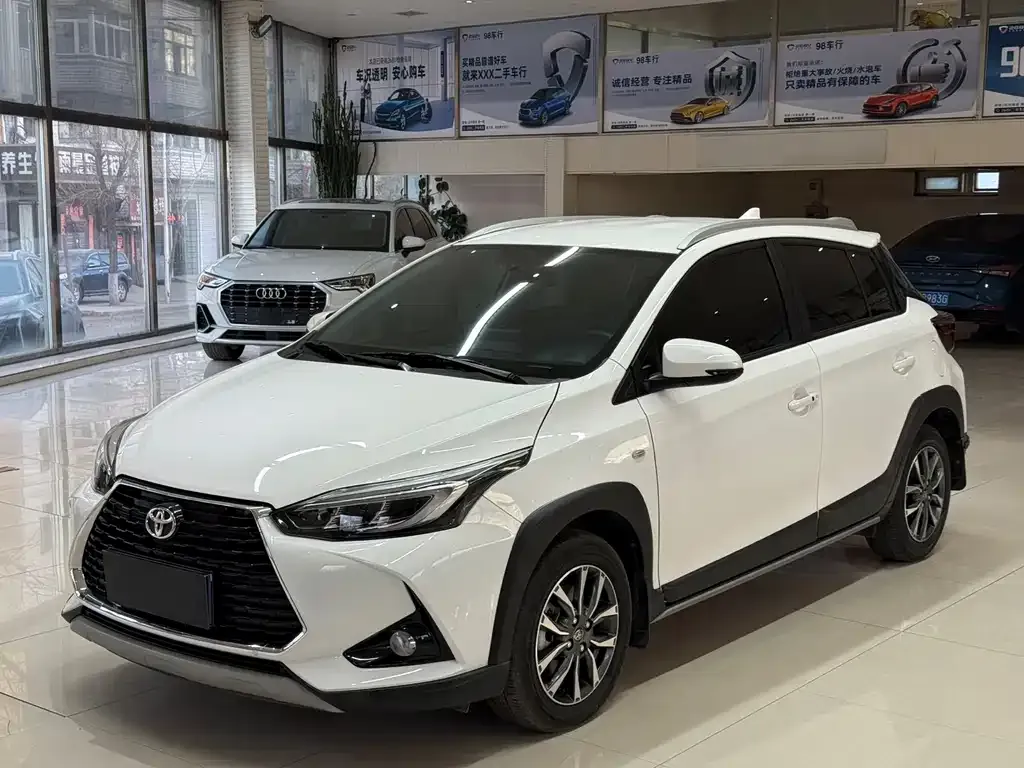 Toyota Yaris L — фото 1