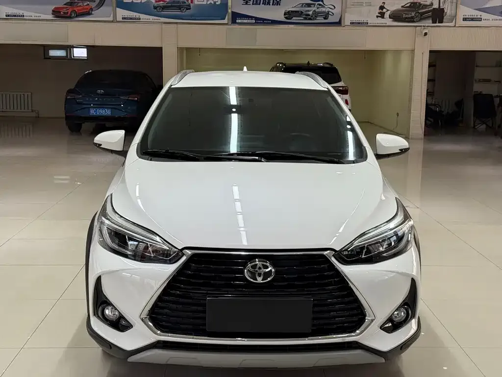 Toyota Yaris L — фото 2
