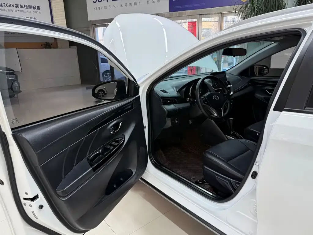 Toyota Yaris L — фото 8