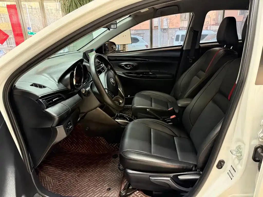 Toyota Yaris L — фото 9