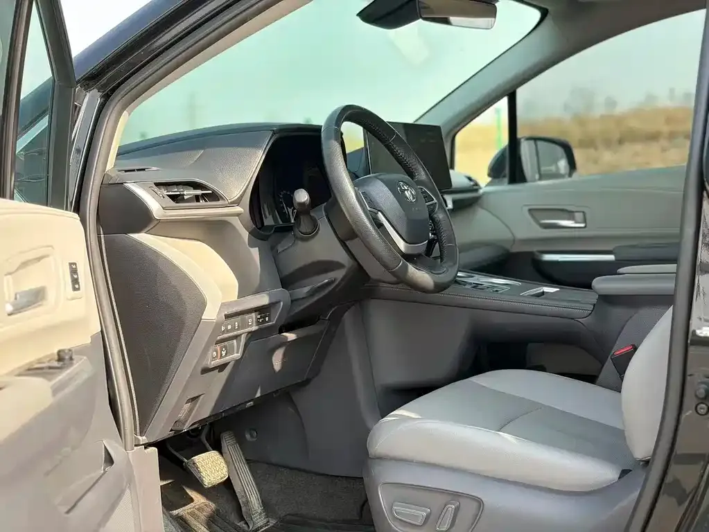 Toyota Granvia — фото 8
