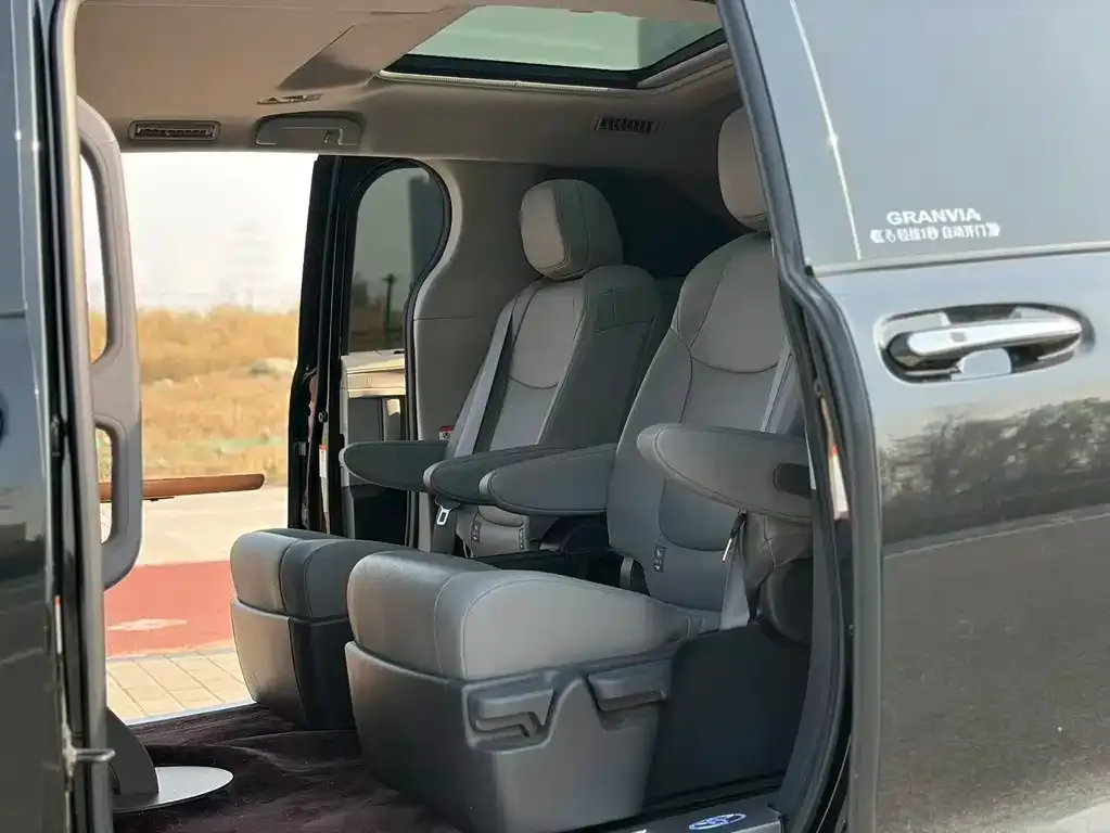Toyota Granvia — фото 9