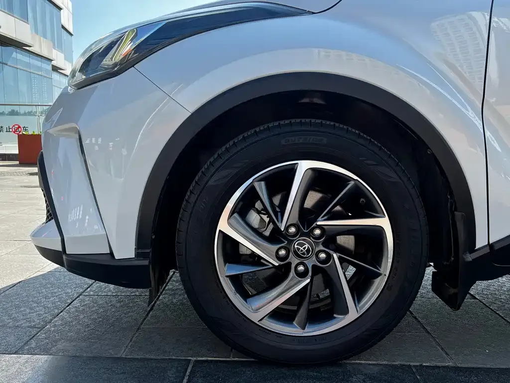 Toyota C-HR — фото 10