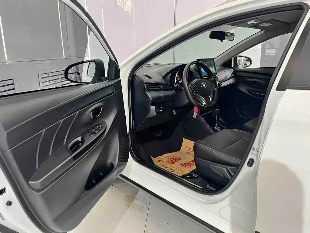 Toyota Yaris L — фото 7
